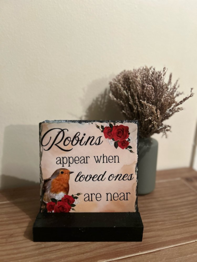 Robin - Wooden Stand - 20x20cm slate with sturdy wooden stand suitable for outdoors
