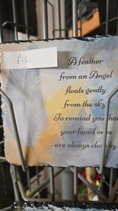 Feather photo slate - 15x15 photo slate with image 

Comes with box and two plastic stands for display